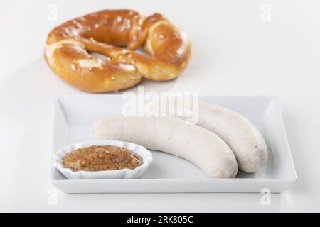 Saucisse blanche bavaroise sur une assiette Banque D'Images