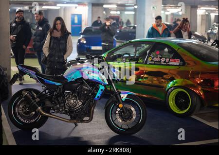 Un impressionnant motocyclette accordéMoody couleur bleu Yamaha MT-07 lors d'un rallye de voiture de tuning Banque D'Images