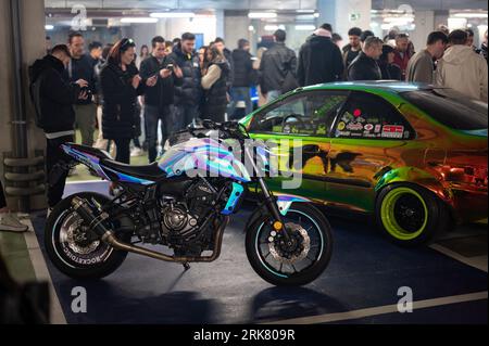 Un impressionnant motocyclette accordéMoody couleur bleu Yamaha MT-07 lors d'un rallye de voiture de tuning Banque D'Images