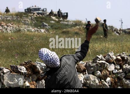 Bildnummer : 53947930 Datum : 17.04.2010 Copyright : imago/Xinhua (100417)-- NAPLOUSE, 17 avril 2010 (Xinhua) -- Un manifestant palestinien lance des pierres sur des soldats israéliens lors d'une manifestation contre l'expansion de la colonie israélienne de Brakha près du village d'Irak burin dans la ville de Naplouse en Cisjordanie le 17 avril 2010. (Xinhua/Nidal Eshtayeh)(hdt) (3)NAPLOUSE-PALESTINE-PROTEST PUBLICATIONxNOTxINxCHN Politik Nahostkonflikt Nahost Konflikt Ausschreitungen kbdig xdp 2010 quer premiumd xint o0 Israel Palästina , Palästinenser Nahostkonflikt Kampf Gewalt, Steinewofer, sécurité, Sikerdurik00 Banque D'Images