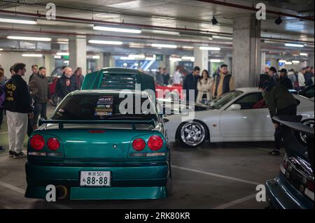 Vue arrière d'une légendaire Nissan Skyline GT-R R34 de couleur verte à la Japanese Modified car concentration Banque D'Images