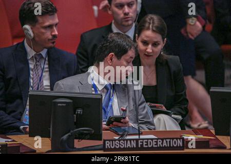 New York, New York, États-Unis. 24 août 2023. DMITRY POLYANSKIY, Représentant permanent adjoint de la Fédération de Russie, s’entretient avec un assistant lors de la réunion du Conseil de sécurité de l’ONU consacrée au maintien de la paix et de la sécurité en Ukraine. Il marque également le jour de l'indépendance ukrainienne. Ensemble, les nations ont montré leurs préoccupations concernant la guerre et les dangers imminents de l'hiver approchant et l'urgence des négociations entre la Russie et l'Ukraine a été exprimée comme préoccupation par toutes les nations qui se sont exprimées. Parmi les principales préoccupations figuraient l'aide humanitaire, les enfants et les femmes, santé mentale et prisonniers en tête de liste. (CRE Banque D'Images