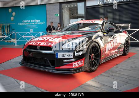 Vue avant d'une Nissan Skyline GTR R35 avec autocollants Motul et 6To6 Banque D'Images