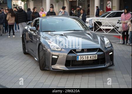 Détail d'une Nissan Skyline GTR R35 grise garée dans la rue Banque D'Images