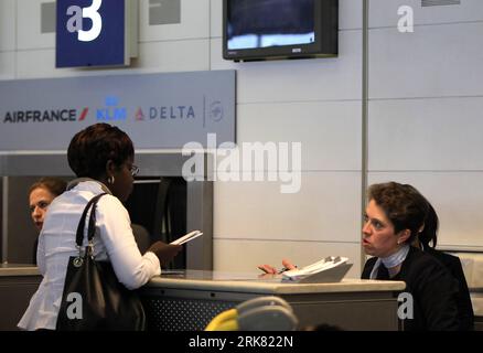 Bildnummer : 53957652 Datum : 20.04.2010 Copyright : imago/Xinhua (100420) -- PARIS, 20 avril 2010 (Xinhua) -- Un passager s'enregistre au comptoir d'Air France à l'aéroport Charles de Gaulle à Paris, capitale de la France, le 20 avril 2010. La France a déclaré qu’elle rouvrirait progressivement les aéroports à partir de lundi, avec des vols restreints au départ de Paris à partir de mardi. (Xinhua/Zhang Yuwei) (msq) FRANCE-AÉROPORTS-RÉOUVERTURE PUBLICATIONxNOTxINxCHN Flughafen Brüssel Flugverbot Aschewolke Vulkanasche kbdig xkg 2010 quer o0 Schalter o00 Vulkan Eyjafjalla Vulkanausbruch Vulkanasche Aschewolke Flugverbot Banque D'Images