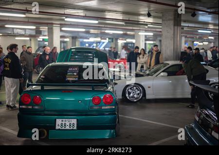 Vue arrière d'une légendaire Nissan Skyline GT-R R34 de couleur verte à la Japanese Modified car concentration Banque D'Images