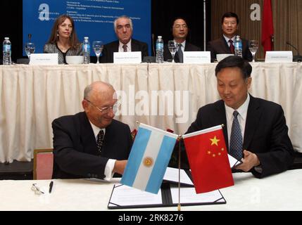 Bildnummer: 53957700  Datum: 20.04.2010  Copyright: imago/Xinhua (100420) -- BUENOS AIRES, April 20, 2010 (Xinhua) -- Chinese and Argentinian representatives of enterpreneurs sign a cooperation agreement during a forum in Buenos Aires, Argentina, April 20, 2010. China-Argentina Economy and Investment Forum was held in Buenos Aires Monday. Officials and enterpreneurs showed their positive attitude for enhancing the investment and economic cooperation between the two countries. (Xinhua/Martin Zabala) (zhs) (2)ARGENTINA-BUENOS AIRES-CHINA-ECONOMIC-FORUM PUBLICATIONxNOTxINxCHN People Politik kbdig Stock Photo