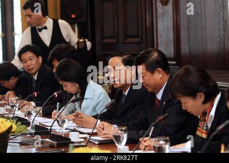 Bildnummer: 53957701  Datum: 20.04.2010  Copyright: imago/Xinhua (100420) -- BUENOS AIRES, April 20, 2010 (Xinhua) -- Jiang Yaoping (R3), Chinese Vice Minister of Commerce, talks with Nestro Stancanelli, Director of International Economy Negotiation of the Argentine Foreign Ministry, during a forum in Buenos Aires, Argentina, April 20, 2010. China-Argentina Economy and Investment Forum was held in Buenos Aires Monday. Officials and enterpreneurs showed their positive attitude for enhancing the investment and economic cooperation between the two countries. (Xinhua/Martin Zabala) (zhs) (1)ARGENT Stock Photo