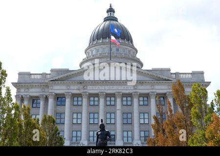 Le bâtiment du Capitole de l'État de l'Utah à Salt Lake City par une journée partiellement nuageuse. Banque D'Images