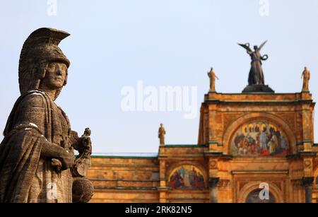 Le pont Maximilien à Munich, en Allemagne, est orné de la statue de la déesse Athéna debout au sommet d'un grand piédestal Banque D'Images