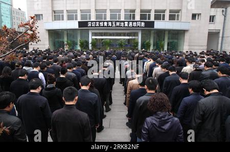 Bildnummer : 53959728 Datum : 21.04.2010 Copyright : imago/Xinhua (100421) -- PÉKIN, 21 avril 2010 (Xinhua) -- des membres du personnel de la Commission centrale d’inspection disciplinaire du Parti communiste chinois (PCC) et du Ministère de la supervision rendent un hommage silencieux aux victimes du tremblement de terre de Yushu à Pékin, capitale de la Chine, le 21 avril 2010. (Xinhua/Ma Zhancheng) (wjd) CHINA-BEIJING-EARTHQUAKE-DEUIL (CN) PUBLICATIONxNOTxINxCHN Erdbeben China Naturkatastrophe Trauer Trauern kbdig xkg 2010 quer o0 Schweigeminute Gedenken Bildnummer 53959728 Date 21 04 2010 Copyright Imago XINHUA Beij Banque D'Images