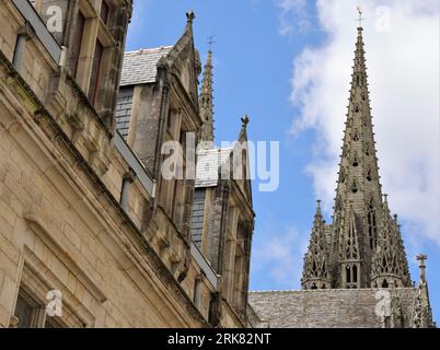 Le Quimper, une ville de Bretagne, France. Sommet de la tour de la cathédrale et parties de maisons anciennes Banque D'Images