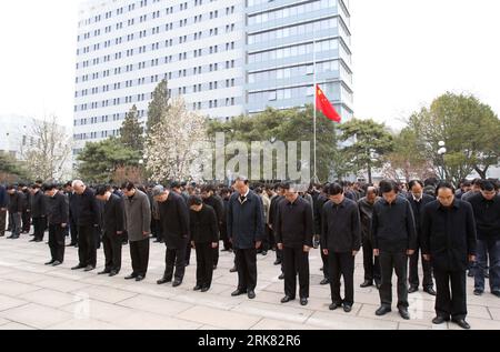 Bildnummer : 53959727 Datum : 21.04.2010 Copyright : imago/Xinhua (100421) -- PÉKIN, 21 avril 2010 (Xinhua) -- des membres du personnel de la Commission centrale d’inspection disciplinaire du Parti communiste chinois (PCC) et du Ministère de la supervision rendent un hommage silencieux aux victimes du tremblement de terre de Yushu à Pékin, capitale de la Chine, le 21 avril 2010. (Xinhua/Ma Zhancheng) (wjd) CHINA-BEIJING-EARTHQUAKE-DEUIL (CN) PUBLICATIONxNOTxINxCHN Erdbeben China Naturkatastrophe Trauer Trauern kbdig xkg 2010 quer o0 Schweigeminute Gedenken Bildnummer 53959727 Date 21 04 2010 Copyright Imago XINHUA Beij Banque D'Images