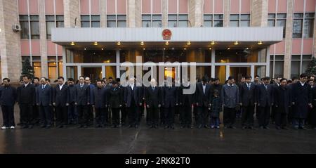 Bildnummer : 53959779 Datum : 21.04.2010 Copyright : imago/Xinhua (100421) -- MOSCOU, 21 avril 2010 (Xinhua) -- des membres du personnel de l'ambassade de Chine en Russie observent trois minutes de silence en l'honneur des victimes du tremblement de terre qui a frappé le comté de Yushu, dans la province du Qinghai au nord-ouest de la Chine, à Moscou, capitale de la Russie, le 20 avril 2010. Une journée nationale de deuil pour les victimes du séisme est organisée dans toute la Chine et ses ambassades et consulats à l'étranger à partir de 0:00 heures mercredi heure locale de Pékin. (Xinhua/lu Jinbo) (nxl) (1)RUSSIE-CHINE-AMBASSADE-QUAKE-MOURN PUBLICATIONxNOTxINxCHN Erdbeben Chine Banque D'Images