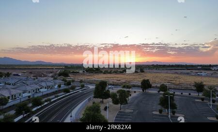 Un beau paysage urbain avec un magnifique coucher de soleil au-dessus d'une rue : Laveen, Arizona Banque D'Images