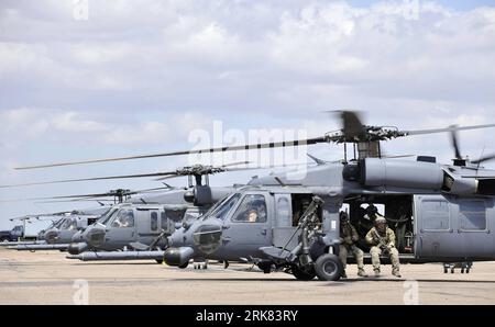 Bildnummer : 53965333 Datum : 21.04.2010 Copyright : imago/Xinhua (100422) -- TUCSON, 22 avril 2010 (Xinhua) -- Pararescuemen de l'US Air Force embarquent sur un HH-60G pendant l'exercice Angel Thunder 2010 à l'aéroport avancé de Bisbee-Douglass, au sud de Tucson dans le sud de l'Arizona, aux États-Unis, le 21 avril 2010. Le US Air combat Command a organisé l'exercice annuel de récupération du personnel et de combat de recherche et sauvetage, Angel Thunder 2010, du 21 au 22 avril dans le désert du sud de l'Arizona. L'exercice comprend une mission de récupération de personnel derrière les lignes ennemies, notamment en Irak et en Afghanistan. Multinat Banque D'Images