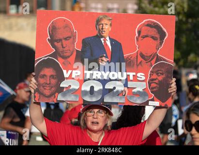 Milwaukee, Wisconsin, USA - August 23, 2023: A supporter of former President Donald Trump holds a protest sign at the entrance to the first Republican Debate for the 2024 Presidential election. Banque D'Images
