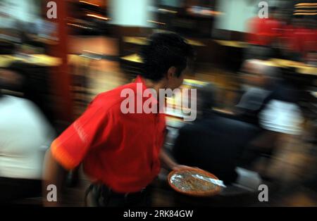 Bildnummer: 53970847  Datum: 22.04.2010  Copyright: imago/Xinhua (100423) -- GUADALAJARA, April 23, 2010 (Xinhua) -- A waiter serves  for guests at Karne Garibaldi, a restaurant in Guadalajara, Mexico, April 22, 2010. The restaurant was founded in 1970 and held a Guinness World Record for world s fastest service: 13.5 seconds for a table of six. (Xinhua/Bao Feifei) (zhs) (3)MEXICO-GUADALAJARA-KARNE GARIBALDI-RESTAURANT PUBLICATIONxNOTxINxCHN Gesellschaft Arbeitswelten Restaurant Gastronomie kbdig xdp 2010 quer o0 Kellner Symbol Hektik Eile Stress    Bildnummer 53970847 Date 22 04 2010 Copyrigh Stock Photo