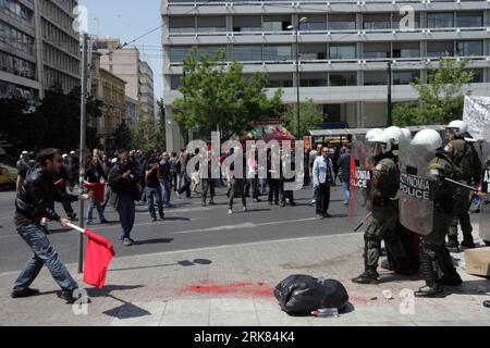 Bildnummer : 53968309 Datum : 22.04.2010 Copyright : imago/Xinhua (100422) -- ATHÈNES, le 22 avril 2010 -- des manifestants grecs sont confrontés à la police lors d'une manifestation de masse contre les mesures d'austérité du gouvernement dans le centre d'Athènes le 22 avril 2010. Le syndicat faîtière des fonctionnaires ADEDY a appelé jeudi à une grève générale de 24 heures à travers la Grèce, à laquelle d'autres syndicats se sont joints. (Xinhua/ Marios Lolos) (lx) (10)GREECE-ATHENS-PROTEST PUBLICATIONxNOTxINxCHN Politik Griechenland Protest Presentation premiumd xint kbdig xcb 2010 quer o0 Ausschreitungen Gewerkschaft Bildnumm Banque D'Images