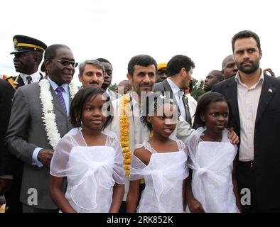Bildnummer : 53971870 Datum : 22.04.2010 Copyright : imago/Xinhua (100423) -- HARARE, 23 avril 2010 (Xinhua) -- le président zimbabwéen Robert Mugabe (deuxième rang à gauche) et le président iranien Mahmoud Ahmadinejad (C) ont une photo de groupe prise avec des enfants locaux lors de l'ouverture de la foire commerciale internationale du Zimbabwe à Bulawayo, Zimbabwe, le 23 avril 2010. Mahmoud Ahmadinejad est arrivé à Harare, la capitale du Zimbabwe, le 22 avril, pour une visite d'État de deux jours. (Xinhua/Li Ping) (lx) (2)ZIMBABWE-IRAN PRESIDENT-VISIT PUBLICATIONxNOTxINxCHN People Politik Iran premiumd xint kbdig xcb 2010 quer Banque D'Images
