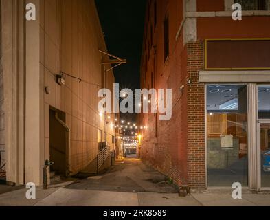 Vue nocturne des lumières de fête dans une ruelle arrière dans le centre-ville, Butte, Montana, USA Banque D'Images