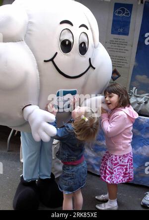 Bildnummer: 53973401  Datum: 24.04.2010  Copyright: imago/Xinhua (100425) -- NEW YOKR, April 25, 2010 (Xinhua) -- Two girls play at an earth fair on the 40th anniversary of Earth Day in New York, the United States, April 24, 2010. (Xinhua/Liu Xin) (cl) (2)US-NEW YOKR-EARTH-DAY PUBLICATIONxNOTxINxCHN Gesellschaft Ökologie Umweltschutz Earth Day Tag der Erde Kbdig xdp 2010 hoch  40 o00 Maskottchen    Bildnummer 53973401 Date 24 04 2010 Copyright Imago XINHUA  New  April 25 2010 XINHUA Two Girls Play AT to Earth Fair ON The 40th Anniversary of Earth Day in New York The United States April 24 2010 Banque D'Images