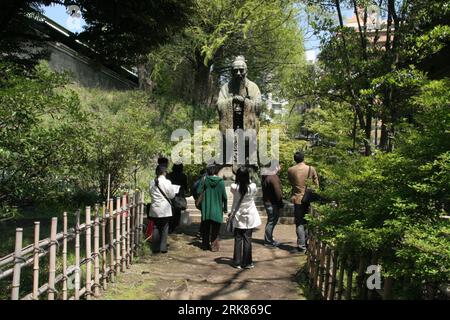 Bildnummer : 53974802 Datum : 25.04.2010 Copyright : imago/Xinhua (100425) -- TOKYO, 25 avril 2010 (Xinhua) -- devant la plus haute statue de bronze de Confucius au monde à Yushima Seido, Tokyo, capitale du Japon, 25 avril 2010. La cérémonie rituelle annuelle de Confucius a eu lieu dimanche à Yushima Seido. (Xinhua/LAN Jianzhong) (lmz) (1)JAPAN-TOKYO-CONFUCIUS RITUAL CEREMONY PUBLICATIONxNOTxINxCHN Gesellschaft Tradition Konfuzius Ritual kbdig xdp 2010 quer o0 größte, Denkmal, figur, Konfuzius Bildnummer 53974802 Date 25 04 2010 Copyright Imago xinhua Tokyo avril 25 2010 XINHUA se tient à F. Banque D'Images