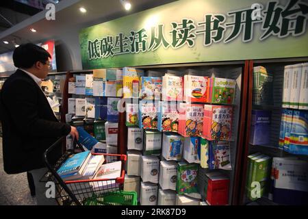 Bildnummer : 53984536 Datum : 27.04.2010 Copyright : imago/Xinhua (100428) -- PÉKIN, 28 avril 2010 (Xinhua) -- Un homme achète des livres devant une étagère à faible teneur en carbone dans le Beijing Book Building à Pékin, Chine, 27 avril 2010. Une collection de livres sur le thème de la faible émission de carbone et de la protection de l'environnement ici est accueillie favorablement par le public récemment. (Xinhua/Chen Xiaogen) (Ly) (1)CHINA-BEIJING-BOOK-ENVIRONMENT PROTECTION (CN) PUBLICATIONxNOTxINxCHN Gesellschaft kbdig xmk 2010 quer o0 Buchgeschäft, Buch, Ökologie Bildnummer 53984536 Date 27 04 2010 Copyright Imago XINHUA Beijing avril 28 2010 X Banque D'Images