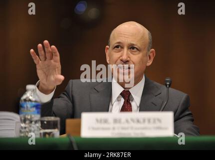 Bildnummer : 53984585 Datum : 27.04.2010 Copyright : imago/Xinhua (100427) -- WASHINGTON, 27 avril 2010 (Xinhua) -- Lloyd Blankfein, président et chef de la direction de Goldman Sachs Group Inc., assiste à l'audience d'enquête sur Wall Street et la crise financière : The Role of Investment Banks, sous-comité permanent du Sénat des États-Unis chargé de la sécurité intérieure et des affaires gouvernementales, Washington D.C., États-Unis, 27 avril 2010. (Xinhua/Zhang Jun) (zw) (10)U.S.-WASHINGTON-ECONOMY-GOLDMAN-HEARING-BLANKFEIN PUBLICATIONxNOTxINxCHN People Politik Wirtschaft kbdig xmk 2010 quer High Banque D'Images