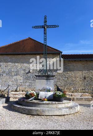 Ancienne croix de fer dans le cimetière de Colombey-les-deux-Églises, France Banque D'Images