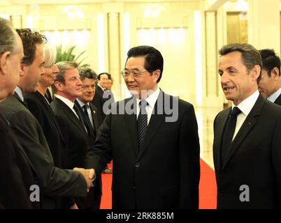 Bildnummer : 53989859 Datum : 28.04.2010 Copyright : imago/Xinhua (100428) -- PÉKIN, 28 avril 2010 (Xinhua) -- le président chinois Hu Jintao (C) est accompagné du président français Nicolas Sarkozy (R) pour serrer la main de hauts responsables français à la Grande salle des fêtes de Pékin, capitale de la Chine, le 28 avril 2010. Sarkozy effectue une visite d'État de trois jours en Chine, et il se rendra à Shanghai et assistera à la cérémonie d'ouverture de l'exposition universelle de Shanghai prévue pour avril 30. (Xinhua/Ma Zhancheng) (ypf) (2)CHINA-BEIJING-HU JINTAO-SARKOZY-VISIT (CN) PUBLICATIONxNOTxINxCHN People Politik Kbdig Banque D'Images