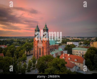 Une vue aérienne de la Basilique Cathédrale des Saints Pierre et Paul à Poznan, Ostrow Tumski Banque D'Images