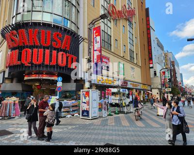 Une scène de rue animée dans le quartier Asakusa de Tokyo à la lumière du jour Banque D'Images