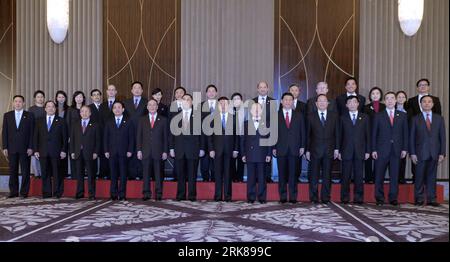 Bildnummer : 53999035 Datum : 30.04.2010 Copyright : imago/Xinhua (100430) -- SHANGHAI, 30 avril 2010 (Xinhua) -- le président chinois Hu Jintao (Front C) rencontre Donald Tsang (6e R), directeur général de la région administrative spéciale de Hong Kong et Fernando Chui Sai on (6e L), directeur général de la région administrative spéciale de Macao, à Shanghai, dans l'est de la Chine, le 30 avril 2010. Le vice-président chinois Xi Jinping (5e R) est présent à la réunion. (Xinhua/Zhang Duo) (lr) WORLD EXPO-HU JINTAO-DONALD TSANG-CHUI SAI ON-MEETING (CN) PUBLICATIONxNOTxINxCHN Politik People kbdig xng 2010 quer Bildnummer 53999035 Date 30 04 2010 C Banque D'Images