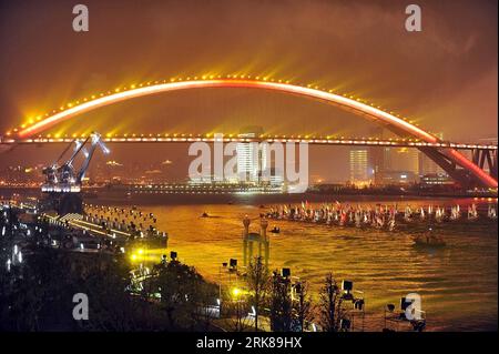 Bildnummer : 54000130 Datum : 30.04.2010 Copyright : imago/Xinhua (100430) -- SHANGHAI, 30 avril 2010 (Xinhua) -- défilé de bateaux de drapeau sur le pont de Lupu au-dessus de la rivière Huangpu lors de la cérémonie d'ouverture de l'exposition universelle de 2010 qui s'est tenue à Shanghai, dans l'est de la Chine, le 30 avril 2010. (Xinhua/Guo Dayue) (kh) WORLD EXPO-OPENING CEMORY (CN) PUBLICATIONxNOTxINxCHN Wirtschaft Gesellschaft Expo Shanghai Eröffnung Eröffnungsfeier kbdig xng 2010 quer o0 Fluss, Boot, Flagge, Nationalflagge, Nacht, Brücke, beleuchtet Bildnummer 54000130 Date 30 04 2010 Copyright Imago XINHUA Shanghai avril 30 2010 drapeau XINHUA Banque D'Images