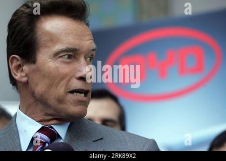 Bildnummer: 54002473  Datum: 30.04.2010  Copyright: imago/Xinhua (100430) -- LOS ANGELES, April 30, 2010 (Xinhua) -- California Gov. Arnold Schwarzenegger attends a press conference at Los Angeles City Hall to announce BYD Auto Company Limited (BYD) will locate its North American headquarters in Los Angeles, the United States, April 30, 2010. (Xinhua/Ringo H.W. Chiu) (lx) (7)US-LOS ANGELES-BYD-HEADQUARTERS PUBLICATIONxNOTxINxCHN People Politik Wirtschaft kbdig xdp 2010 quer     Bildnummer 54002473 Date 30 04 2010 Copyright Imago XINHUA  Los Angeles April 30 2010 XINHUA California gov Arnold Sc Stock Photo