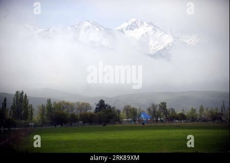 Bildnummer: 54002485  Datum: 30.04.2010  Copyright: imago/Xinhua (100430) -- BISHKEK, April 30, 2010 (Xinhua) -- Photo taken on April 30, 2010 shows a view of the Ala Archa National Park, south of Bishkek, capital of Kyrgyztan. The Ala Archa National Park, which includes the gorge of the Ala Archa River and the mountains surrounding it, is a popular destination for tourists. (Xinhua/Sadat) (lx) (4)KYRGYZTAN-BISHKEK-ALA ARCHA NATIONAL PARK PUBLICATIONxNOTxINxCHN Reisen Kirgisien Landschaft kbdig xdp 2010 quer  o0 , Gebirge, o00 Nebel    Bildnummer 54002485 Date 30 04 2010 Copyright Imago XINHUA Stock Photo