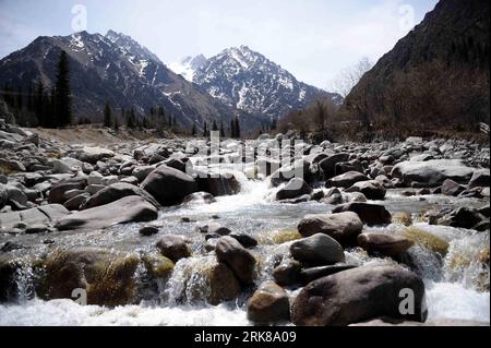 (100430) -- BICHKEK, 30 avril 2010 (Xinhua) -- une photo prise le 30 avril 2010 montre une vue du parc national d'Ala Archa, au sud de Bichkek, capitale du Kirghizstan. Le parc national d'Ala Archa, qui comprend la gorge de la rivière Ala Archa et les montagnes qui l'entourent, est une destination populaire pour les touristes. (Xinhua/Sadat) (lx) (2)PARC NATIONAL KYRGYZTAN-BICHKEK-ALA ARCHA PUBLICATIONxNOTxINxCHN 100430 Bichkek avril 30 2010 XINHUA photo prise LE 30 2010 avril montre une vue du Parc national Ala Archa au sud de Bichkek capitale du Kirghizstan le Parc national Ala Archa qui comprend le Gor Banque D'Images