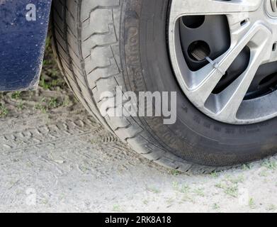 Vue rapprochée de la roue de voiture, photo de roue sale Banque D'Images