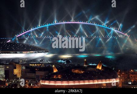 Bildnummer : 54002571 Datum : 30.04.2010 Copyright : imago/Xinhua (100430) -- SHANGHAI, 30 avril 2010 (Xinhua) -- une illumination spectaculaire est vue sur le pont de Lupu lors de la cérémonie d'ouverture de l'exposition universelle de 2010 qui s'est tenue à Shanghai, dans l'est de la Chine, le 30 avril 2010. Le pont coloré de Lupu a été miraculeusement transformé en arc-en-ciel à travers la rivière Huangpu vendredi soir. (Xinhua/Wang Song) (lr) WORLD EXPO-OPENING CEREMONY-LUPU BRIDGE (CN) PUBLICATIONxNOTxINxCHN Wirtschaft Gesellschaft EXPO Weltausstellung Eröffnung Feuerwerk Eröffnungsfeier totale kbdig xdp 2010 quer Highlight premiumd xint Bildnu Banque D'Images