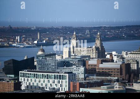 Vue aérienne de la ville de Liverpool, en Angleterre, avec son horizon emblématique avec ses bâtiments emblématiques et son front de mer Banque D'Images