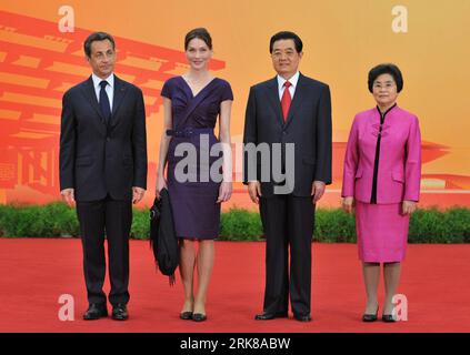 Bildnummer: 54002632  Datum: 30.04.2010  Copyright: imago/Xinhua (100430) -- SHANGHAI, April 30, 2010 (Xinhua) -- Chinese President Hu Jintao (2nd R) and his wife Liu Yongqing (1st R) pose with French President Nicolas Sarkozy and his wife Carla Bruni Sarkozy ahead of a welcoming dinner for honored guests who will attend the opening ceremony of the Shanghai World Expo in Shanghai, east China, on April 30, 2010. President Hu Jintao hosted the welcoming dinner for the honored guests in Shanghai on Friday. (Xinhua/Huang Jingwen) (lr) WORLD EXPO-CHINESE PRESIDENT-WELCOMING DINNER-GUESTS (CN) PUBLI Banque D'Images