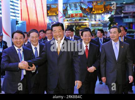 Bildnummer : 54006805 Datum : 01.05.2010 Copyright : imago/Xinhua (100501) -- SHANGHAI, 1 mai 2010 (Xinhua) -- le président du Comité national de la Conférence consultative politique du peuple chinois, Jia Qinglin (C), visite le Pavillon provincial conjoint de la Chine à Beijing au Parc des expositions mondiales de Shanghai, à Shanghai, dans l est de la Chine, le 1 mai 2010. Jia Qinglin a effectué une visite au Shanghai World Expo Park samedi, la première journée ouverte au public. (Xinhua/Huang Jingwen) (kh) WORLD EXPO-JIA QINGLIN-EXPO SITE-VISIT (CN) PUBLICATIONxNOTxINxCHN People Politik Weltausstellung premiumd xint kbdig x Banque D'Images