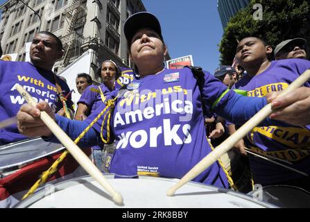 Bildnummer : 54008224 Datum : 01.05.2010 Copyright : imago/Xinhua (100501) -- LOS ANGELES, le 1 mai 2010 (Xinhua) -- assistez à un grand rassemblement réclamant les droits des immigrants et des travailleurs dans le centre-ville de Los Angeles, aux États-Unis, le 1 mai 2010. (Xinhua/Qi Heng) (zw) (14)U.S-LOS ANGELES-IMMIGRANTS-RALLY PUBLICATIONxNOTxINxCHN Politik Gesellschaft Demo 1. Mai Maidemo premiumd xint kbdig xng 2010 quer Bildnummer 54008224 Date 01 05 2010 Copyright Imago XINHUA Los Angeles Mai 1 2010 XINHUA participe à un Grand Rallye exigeant les immigrants et les droits des laboratoires au centre-ville de Los Angeles aux Etats-Unis Mai 1 2010 Banque D'Images