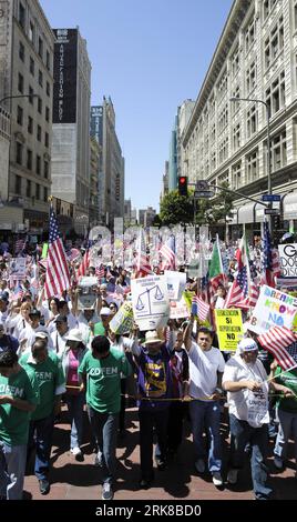 Bildnummer: 54008219  Datum: 01.05.2010  Copyright: imago/Xinhua (100501) -- LOS ANGELES, May 1, 2010 (Xinhua) -- attend a grand rally demanding immigrants and labors rights in downtown Los Angeles, the United States, May 1, 2010. (Xinhua/Qi Heng) (zw) (16)U.S-LOS ANGELES-IMMIGRANTS-RALLY PUBLICATIONxNOTxINxCHN Politik Gesellschaft Demo 1. Mai Maidemo premiumd xint kbdig xng 2010 hoch     Bildnummer 54008219 Date 01 05 2010 Copyright Imago XINHUA  Los Angeles May 1 2010 XINHUA attend a Grand Rally demanding Immigrants and Laboratories Rights in Downtown Los Angeles The United States May 1 2010 Banque D'Images