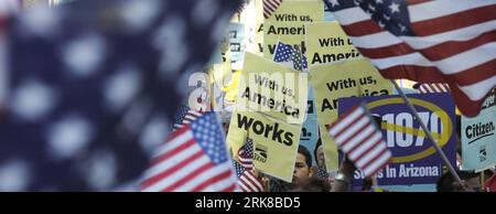 Bildnummer : 54008217 Datum : 01.05.2010 Copyright : imago/Xinhua (100501) -- LOS ANGELES, le 1 mai 2010 (Xinhua) -- assistez à un grand rassemblement réclamant les droits des immigrants et des travailleurs dans le centre-ville de Los Angeles, aux États-Unis, le 1 mai 2010. (Xinhua/Qi Heng) (zw) (4)U.S-LOS ANGELES-IMMIGRANTS-RALLY PUBLICATIONxNOTxINxCHN Politik Gesellschaft Demo 1. Mai Maidemo premiumd xint kbdig xng 2010 quer Bildnummer 54008217 Date 01 05 2010 Copyright Imago XINHUA Los Angeles Mai 1 2010 XINHUA participe à un Grand Rallye exigeant les immigrants et les droits des laboratoires au centre-ville de Los Angeles aux Etats-Unis Mai 1 2010 Banque D'Images