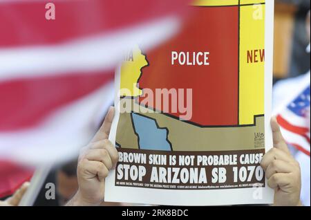 Bildnummer : 54008216 Datum : 01.05.2010 Copyright : imago/Xinhua (100501) -- LOS ANGELES, 1 mai 2010 (Xinhua) -- un homme tient une pancarte protestant contre la loi stricte contre les immigrants en Arizona lors d'un grand rassemblement exigeant les droits des immigrants et des travailleurs dans le centre-ville de Los Angeles, aux États-Unis, le 1 mai 2010. (Xinhua/Qi Heng) (zw) (13)U.S-LOS ANGELES-IMMIGRANTS-RALLY PUBLICATIONxNOTxINxCHN Politik Gesellschaft Demo 1. Mai Maidemo premiumd xint kbdig xng 2010 quer Bildnummer 54008216 Date 01 05 2010 Copyright Imago XINHUA Los Angeles Mai 1 2010 XINHUA un homme tient une pancarte protestant contre le strict Banque D'Images