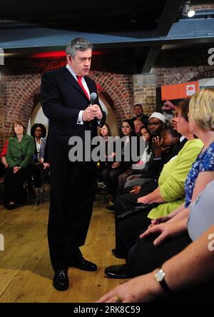 Bildnummer : 54010547 Datum : 02.05.2010 Copyright : imago/Xinhua (100502) -- LONDRES, 2 mai 2010 (Xinhua) -- le Premier ministre britannique et chef du Parti travailliste Gordon Brown rencontre des partisans lors d'un rassemblement dans le sud de Londres, en Grande-Bretagne, le 2 mai 2010. Les élections générales britanniques auront lieu le 6 mai.(Xinhua/Zeng Yi)(hdt) (8)BRITAIN-LONDON-BROWN-CAMPAIGN PUBLICATIONxNOTxINxCHN People Politik Wahlen Wahlkampf GBR kbdig xsp 2010 hoch Highlight premiumd xint Bildnummer 54010547 Date 02 05 2010 Copyright Imago XINHUA Londres Mai 2 2010 XINHUA Premier ministre britannique et chef du Parti travailliste Go Banque D'Images