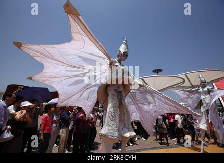 Bildnummer: 54014237  Datum: 03.05.2010  Copyright: imago/Xinhua (100503) -- SHANGHAI, May 3, 2010 (Xinhua) -- Actors from Close Distance Troupe of the Netherlands perform a show named White Angel at the World Expo park in Shanghai, east China, on May 3, 2010. Three of the five actors wearing stilt and white wings danced along the drum in the performance. (Xinhua/Wang Ying) (kh) WORLD EXPO-THE NETHERLANDS-PERFORMANCE-WHITE ANGEL (CN) PUBLICATIONxNOTxINxCHN Wirtschaft Gesellschaft Expo kbdig xkg 2010 quer Aufmacher  o0 Kostüm    Bildnummer 54014237 Date 03 05 2010 Copyright Imago XINHUA  Shangh Stock Photo