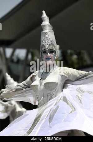 Bildnummer: 54014244  Datum: 03.05.2010  Copyright: imago/Xinhua (100503) -- SHANGHAI, May 3, 2010 (Xinhua) -- An actor from Close Distance Troupe of the Netherlands performs a show named White Angel at the World Expo park in Shanghai, east China, on May 3, 2010. Three of the five actors wearing stilt and white wings danced along the drum in the performance. (Xinhua/Wang Ying) (kh) WORLD EXPO-THE NETHERLANDS-PERFORMANCE-WHITE ANGEL (CN) PUBLICATIONxNOTxINxCHN Wirtschaft Gesellschaft Expo kbdig xkg 2010 hoch o0 Kostüm    Bildnummer 54014244 Date 03 05 2010 Copyright Imago XINHUA  Shanghai May 3 Stock Photo